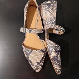 Gianni Bini snake flats w/ Buckle